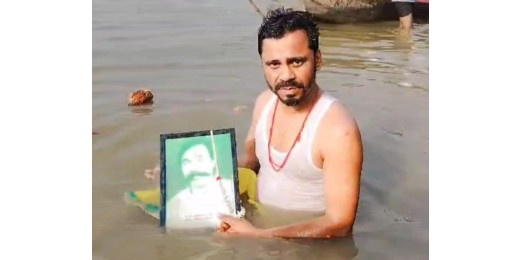 पिता को मोक्ष दिलाने के लिए बेटे ने लगाई आस्था की डुबकी, दिवंगत पिता की तस्वीर को कराया संगम स्नान